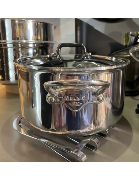 Cocotte Mauviel collection M'urban 3 24cm 2 poignées inox avec couvercle poignée en onyx noir brillant